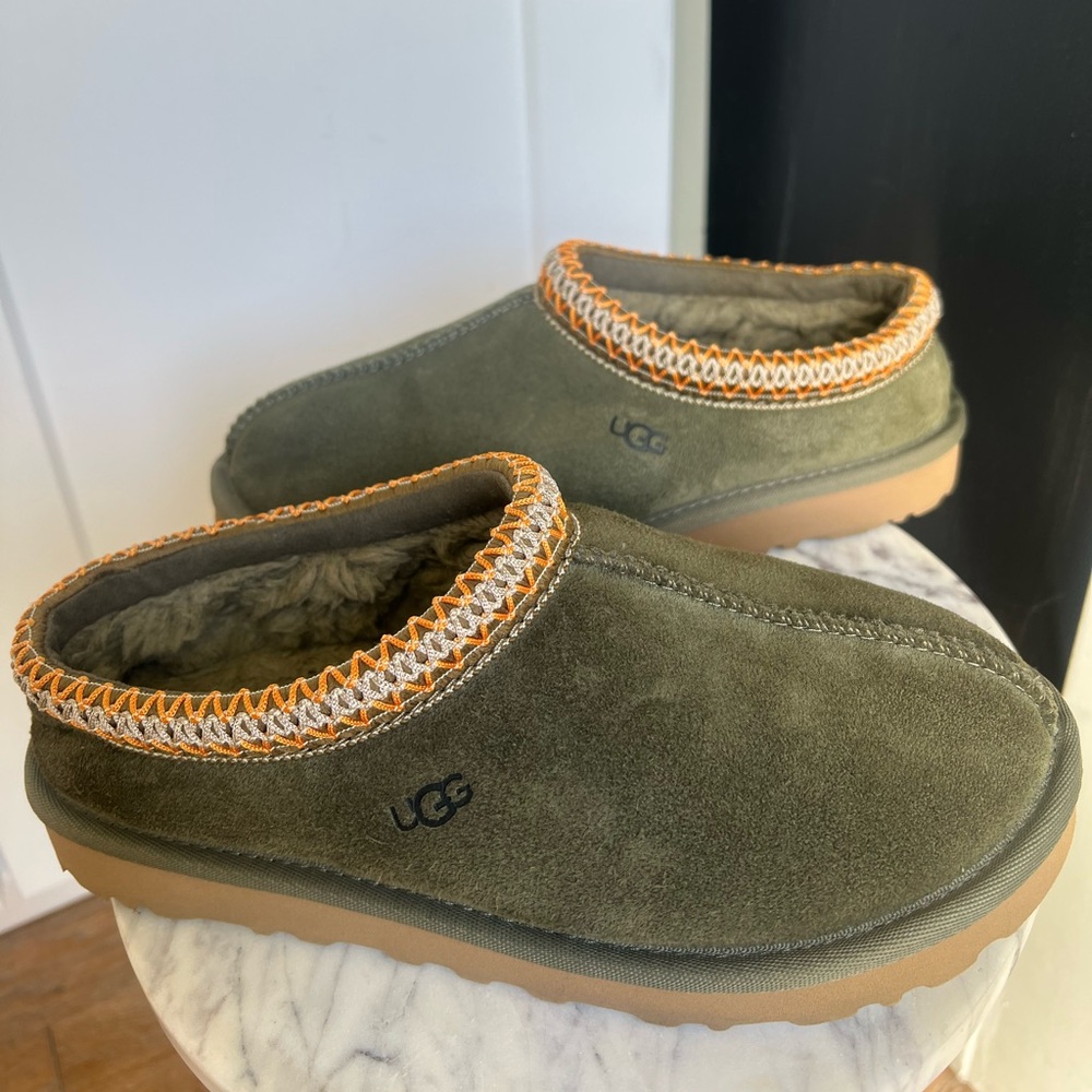 Ugg Tasman slipper. Authentic. ( new without box )